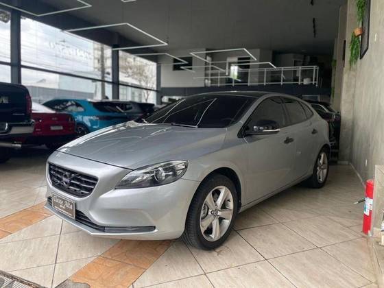 VOLVO V40 2.0 T4 DYNAMIC TURBO GASOLINA 4P AUTOMÁTICO VOLVO V40 2.0 T4 DYNAMIC TURBO GASOLINA 4P AUTOMÁTICO